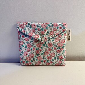 Pochette enveloppe en coton Liberty « Celandine », molletonnée, doublée. Trousse maquillage, rangement, pochette de sac