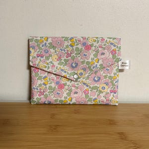 Pochette enveloppe en Liberty, molletonnée, doublée. Trousse maquillage, ecole, rangement divers, pochette de sac …. Idée cadeau