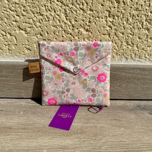 Pochette enveloppe en coton Liberty  « Betsy néon », molletonnée, doublée. Trousse maquillage, rangement, pochette de sac