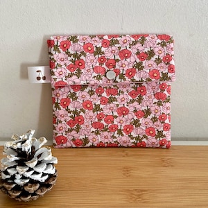 Pochette enveloppe en Liberty « Charmian » molletonnée, doublée. Trousse maquillage, rangement divers, pochette de sac ….