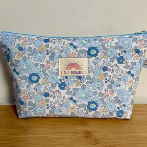 Trousse de toilette , maquillage … en Liberty  Betsy Mist, Liberty exclusif, molletonnée, doublée. Idée cadeau