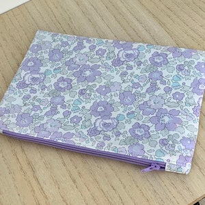 Pochette trousse plate,  molletonnée, liberty Betsy mauve, doublée, zippée. Idée cadeau