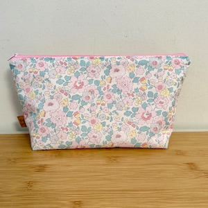 Trousse de toilette , maquillage … en Liberty « Betsy » molletonnée, doublée. Idée cadeau