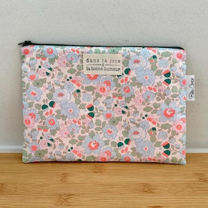 Pochette,  molletonnée, doublée Liberty néon rare « Betsy néon corail », Pochette de sac, trousse maquillage accessoires…