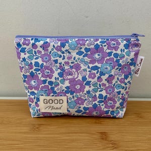 Trousse de toilette , maquillage … en Liberty rare «Betsy mauve » molletonnée, doublée. Idée cadeau