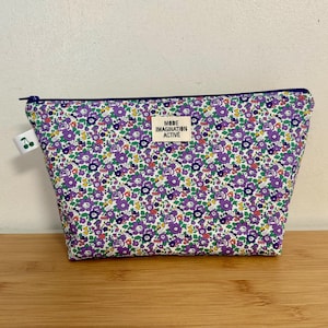 Trousse de toilette , maquillage … en Liberty « Betsy Ann violet  » molletonnée, doublée. Idée cadeau