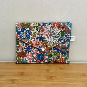 Pochette enveloppe en coton Liberty  « rainbow garden», molletonnée, doublée. Trousse maquillage, école, rangement, pochette de sac…