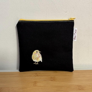 Pochette plate noire brodée «cui-cui », molletonnée, doublée Liberty. Trousse à maquillage, pochette de sac…