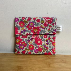 Pochette enveloppe en Liberty Betsy Fluo Thé, molletonnée, doublée. Trousse maquillage, ecole, rangement divers, pochette de sac ….
