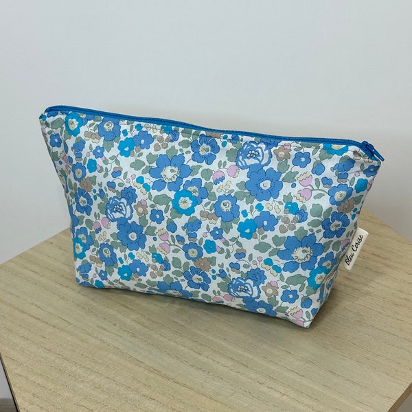 Trousse de toilette , maquillage … en Liberty «Betsy Bleu néon», molletonnée, doublée. Idée cadeau