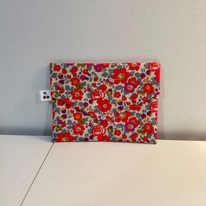 Pochette enveloppe en coton Liberty  « Betsy Dragonfruit», molletonnée, doublée. Trousse maquillage, rangement, pochette de sac