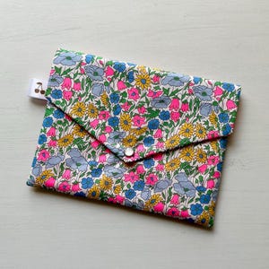 Pochette enveloppe en coton Liberty  « Poppy daisy néon», molletonnée, doublée. Trousse maquillage, rangement, pochette de sac