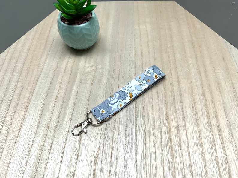 Liberty key ring Betsy gris moutarde