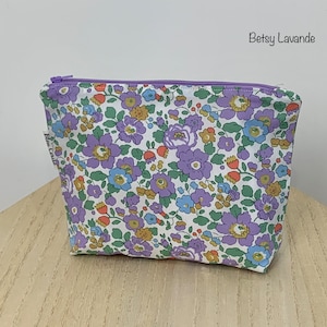 Trousse en Liberty, molletonnée, doublée, zipée. Trousse à maquillage, à crayons, … Pour la salle de bain, l’école, le bureau, …