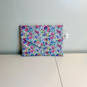 Pochette en coton Liberty , molletonnée, doublée. Trousse maquillage, pochette de sac