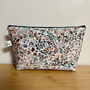 Trousse de toilette , maquillage … en Liberty « Felda », molletonnée, doublée. Idée cadeau
