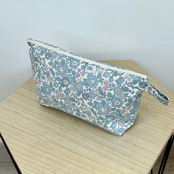 Trousse de toilette , maquillage … en Liberty Betsy bleu et vert sauge, molletonnée, doublée. Idée cadeau