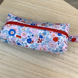 Trousse molletonnée en Liberty « Betsy bleu rose », trousse d’école, trousse maquillage. Idée cadeau femme enfants