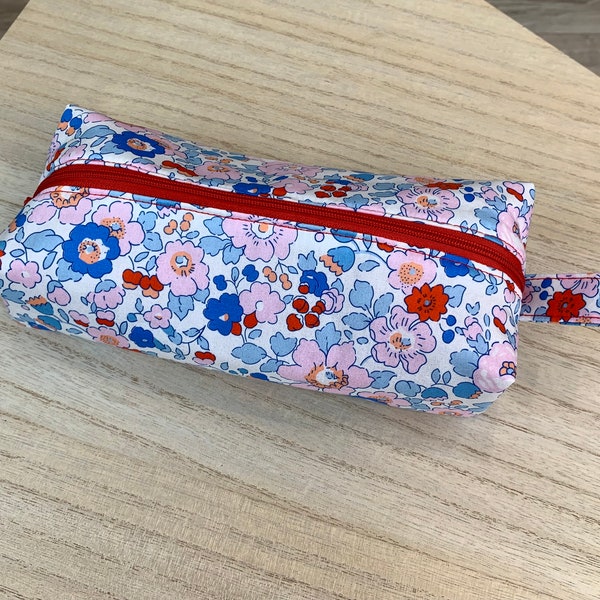 Trousse molletonnée en Liberty « Betsy bleu rose », trousse d’école, trousse maquillage. Idée cadeau femme enfants