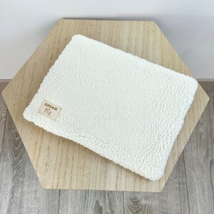 Pochette,  molletonnée, doublée en bouclettes, zippée. Idée cadeau. Pochette de sac, trousse maquillage accessoires…