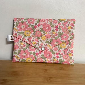 Pochette enveloppe en Liberty « rose vanille scintillant » molletonnée, doublée. Trousse maquillage, ecole, rangement, pochette de sac