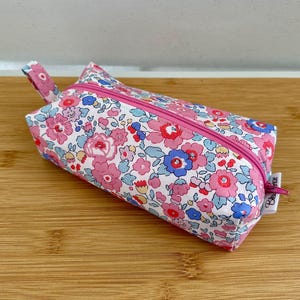 Trousse en Liberty, molletonnée, doublée. Liberty « Betsy Hope ». Trousse maquillage, trousse à crayons, école, …