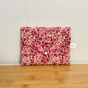 Pochette enveloppe en Liberty Poppy and Daisy Rose framboise, molletonnée, doublée. Trousse maquillage, ecole, rangement, pochette de sac ….