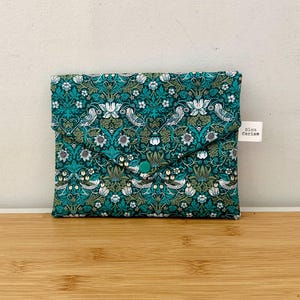 Pochette enveloppe en Liberty, molletonnée, doublée. Trousse maquillage, ecole, rangement divers, pochette de sac …. Idée cadeau