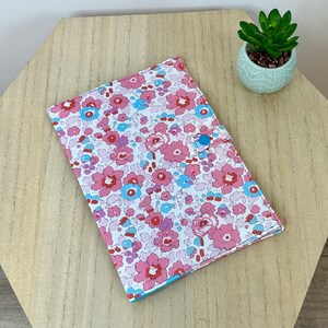 Protège carnet de santé Liberty. Betsy Hibiscus. Cadeau de naissance, bébé, baptême…
