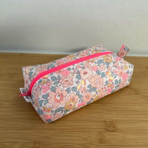 Trousse en Liberty, molletonnée, doublée. Liberty « Betsy Barbapapa ». Trousse maquillage, trousse à crayons, école, …