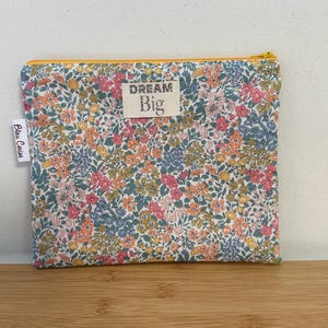 Pochette plate en Liberty « Johanna Louise », molletonnée, doublée. Trousse à crayons , à maquillage, …