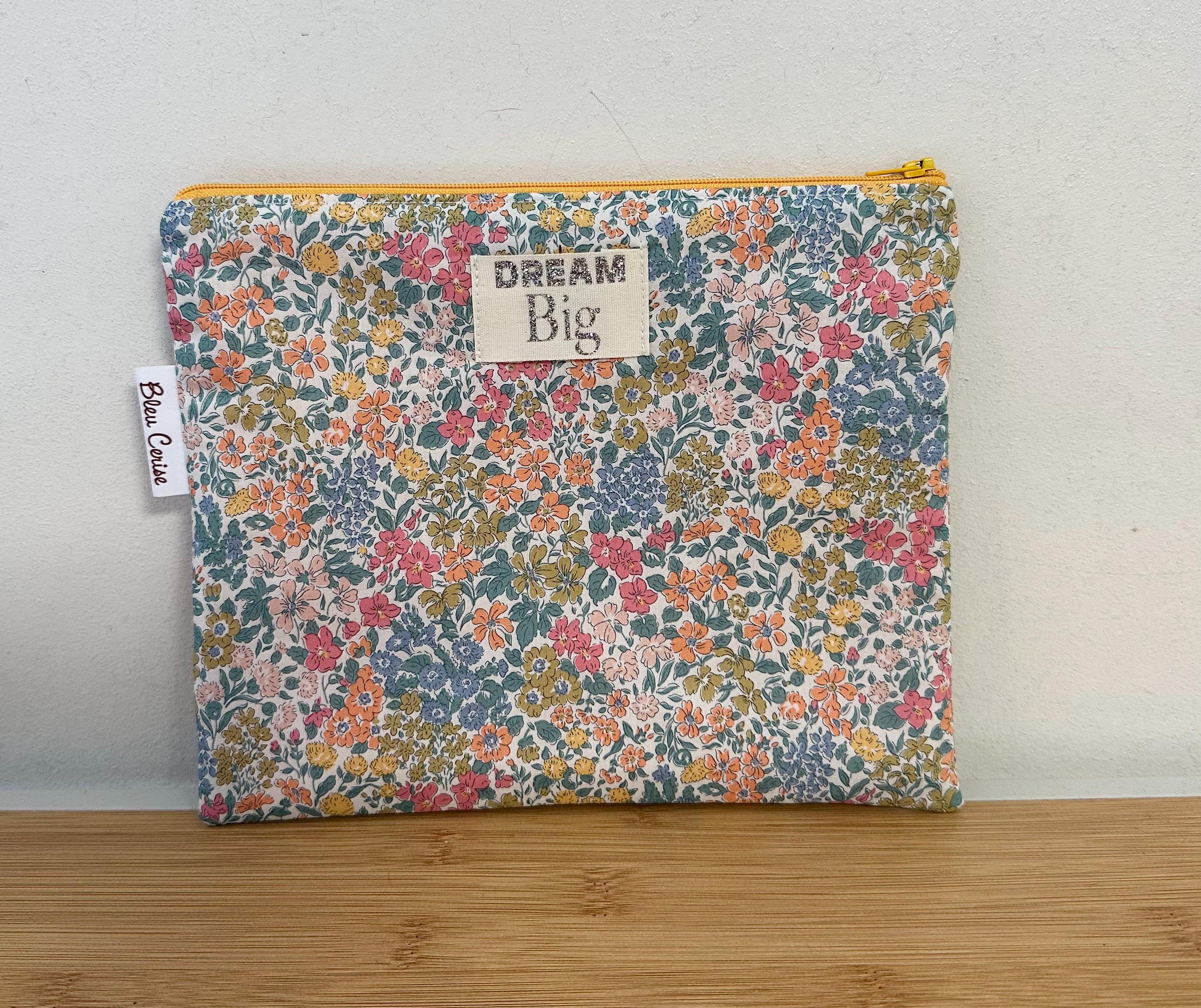 リバティの「ジョアンナ・ルイーズ」プリントのフラットポーチ。パッド