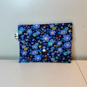 Pochette en coton Liberty  « Betsy Ultramarine », molletonnée, doublée. Trousse maquillage, pochette de sac