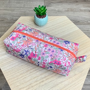 Trousse de toilette ou maquillage molletonnée en Liberty grand format, Liberty Hello Kitty. Trousse ecole, idée cadeau maitresse, femme …