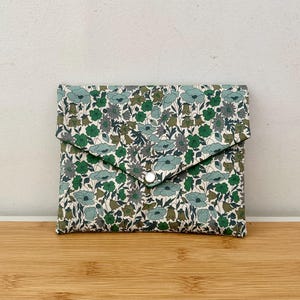 Pochette enveloppe en Liberty, molletonnée, doublée. Trousse maquillage, ecole, rangement divers, pochette de sac …. Idée cadeau