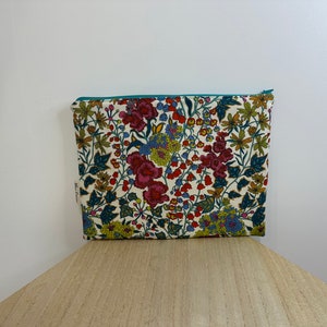 Pochette en  Liberty «Edna », zippée, doublée, molletonnée. Idée cadeau. Pochette de sac, trousse maquillage accessoires…