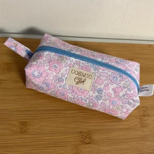 Trousse molletonnée en Liberty « Betsy Buvard », doublée. Trousse pour l’école, le bureau, rangement maquillage ou petits accessoires, …