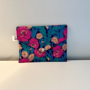 Pochette enveloppe en coton Liberty  «parchment maud’s », molletonnée, doublée. Trousse maquillage, école, rangement, pochette de sac