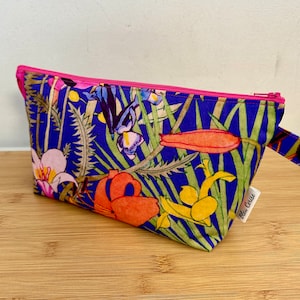 Trousse de toilette , maquillage … en Liberty « Anna’s Garden », molletonnée, doublée. Idée cadeau