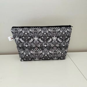 Trousse de toilette , maquillage … en Liberty « Strawberry Thief » molletonnée, doublée. Idée cadeau