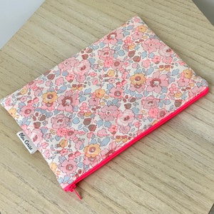 Trousse matelassée en Liberty. Zipée, doublée molletonnée. Pochette de sac, trousse maquillage, à crayons, …