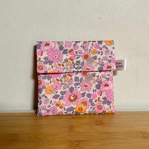Pochette enveloppe en Liberty Betsy Peonia » Liberty Néon, molletonnée, doublée. Trousse maquillage, rangement divers, pochette de sac ….