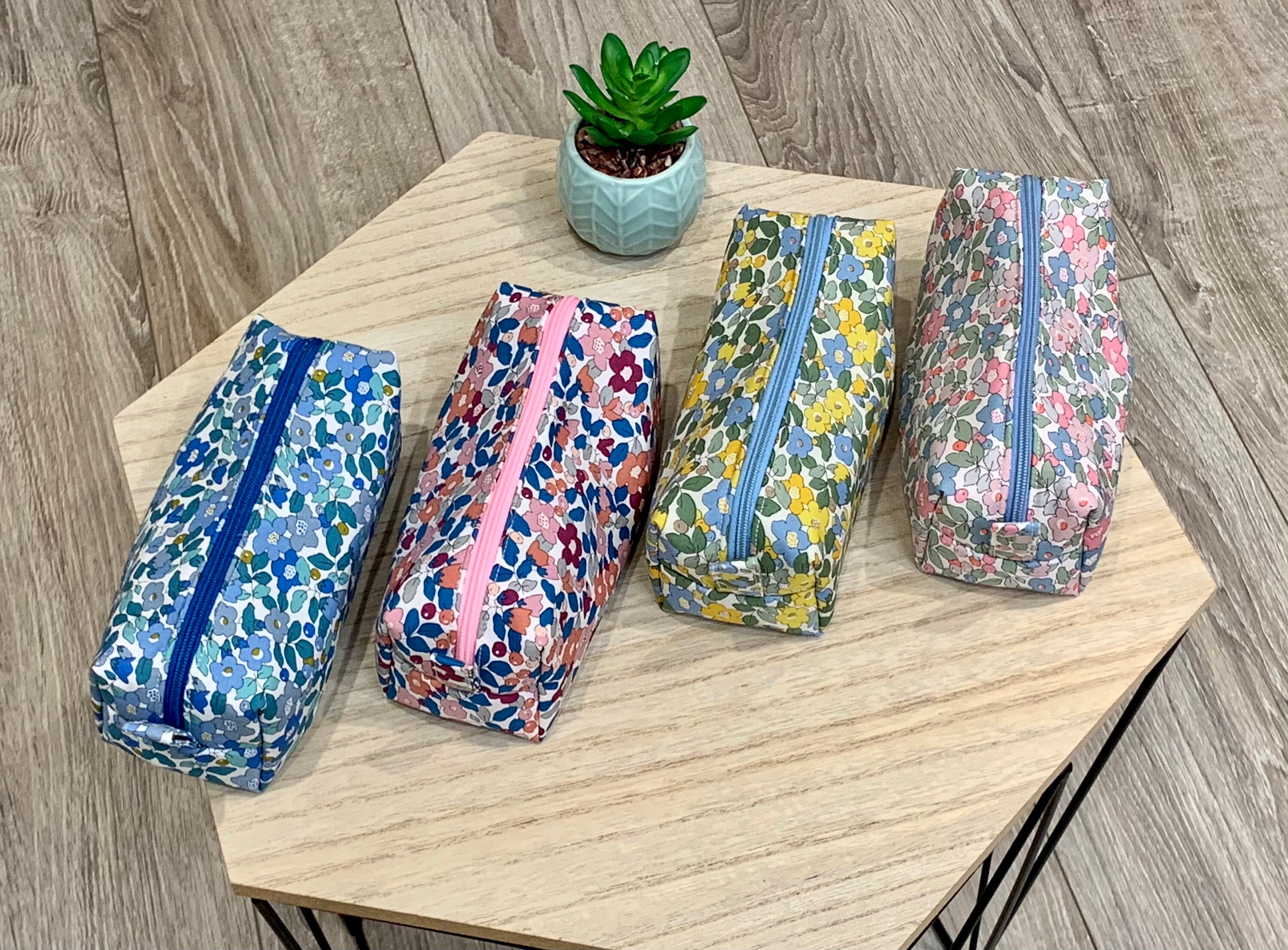 Trousse Molletonnée Liberty Of London Betsy Berry, Nouveautés, Coloris Au Choix. Pour Crayons, Stylo