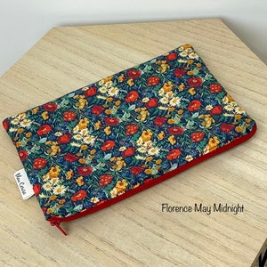 Pochette matelassée en Liberty. Coloris au choix. Doublée, molletonnée, zipée. Pochette maquillage, trousse crayons, rangements accessoires
