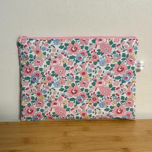 Pochette Liberty Betsy Candy Floss , molletonnée, doublée. Pochette de sac, trousse maquillage, à crayons, pour l’école, … Idée cadeau