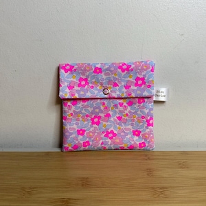 Pochette enveloppe en Liberty Betsy Berry Giggle Néon, molletonnée, doublée. Trousse maquillage, ecole, rangement divers, pochette de sac ….