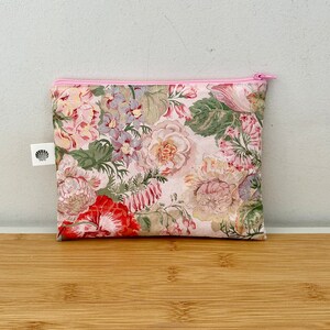 Pochette en  Liberty « Parchments Petals », zippée, doublée, molletonnée. Idée cadeau. Pochette de sac, trousse maquillage accessoires…