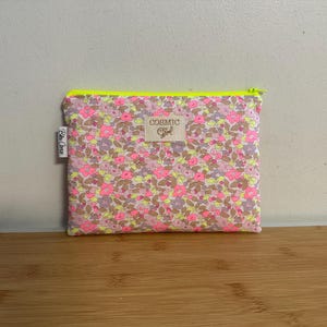 Pochette,  molletonnée, doublée Liberty néon rare exclusif « Betsy Berry Latte », Pochette de sac, trousse maquillage accessoires…