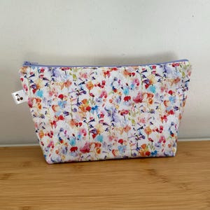 Trousse de toilette , maquillage … en Liberty « Felda», molletonnée, doublée. Idée cadeau