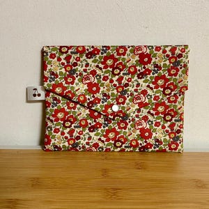 Pochette enveloppe en Liberty, molletonnée, doublée. Trousse maquillage, ecole, rangement divers, pochette de sac …. Idée cadeau